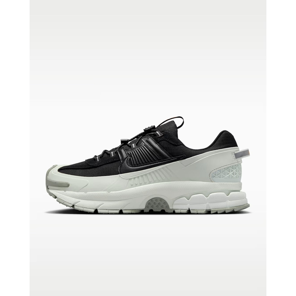 Size 10.5 Nike Zoom Vomero Roam PRM Winterized Black/Light Silver FV2295-001