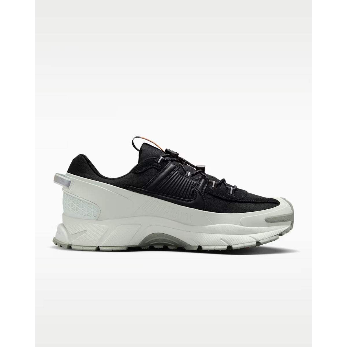 Size 10.5 Nike Zoom Vomero Roam PRM Winterized Black/Light Silver FV2295-001
