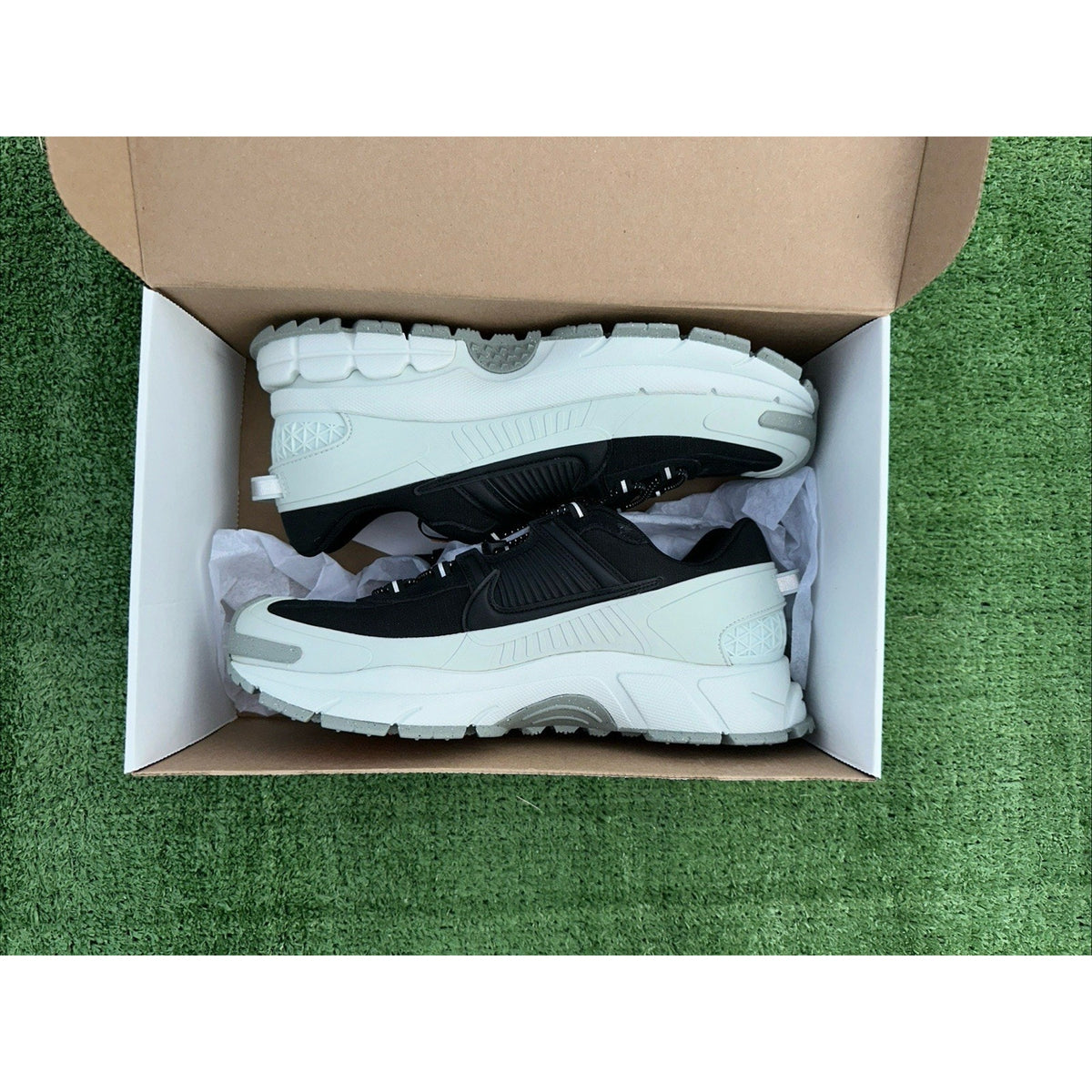 Size 10.5 Nike Zoom Vomero Roam PRM Winterized Black/Light Silver FV2295-001