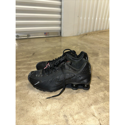 Nike Shox R4 2024 Women’s Size 7 Triple Black Sneakers AR3565-004 NEW!!!