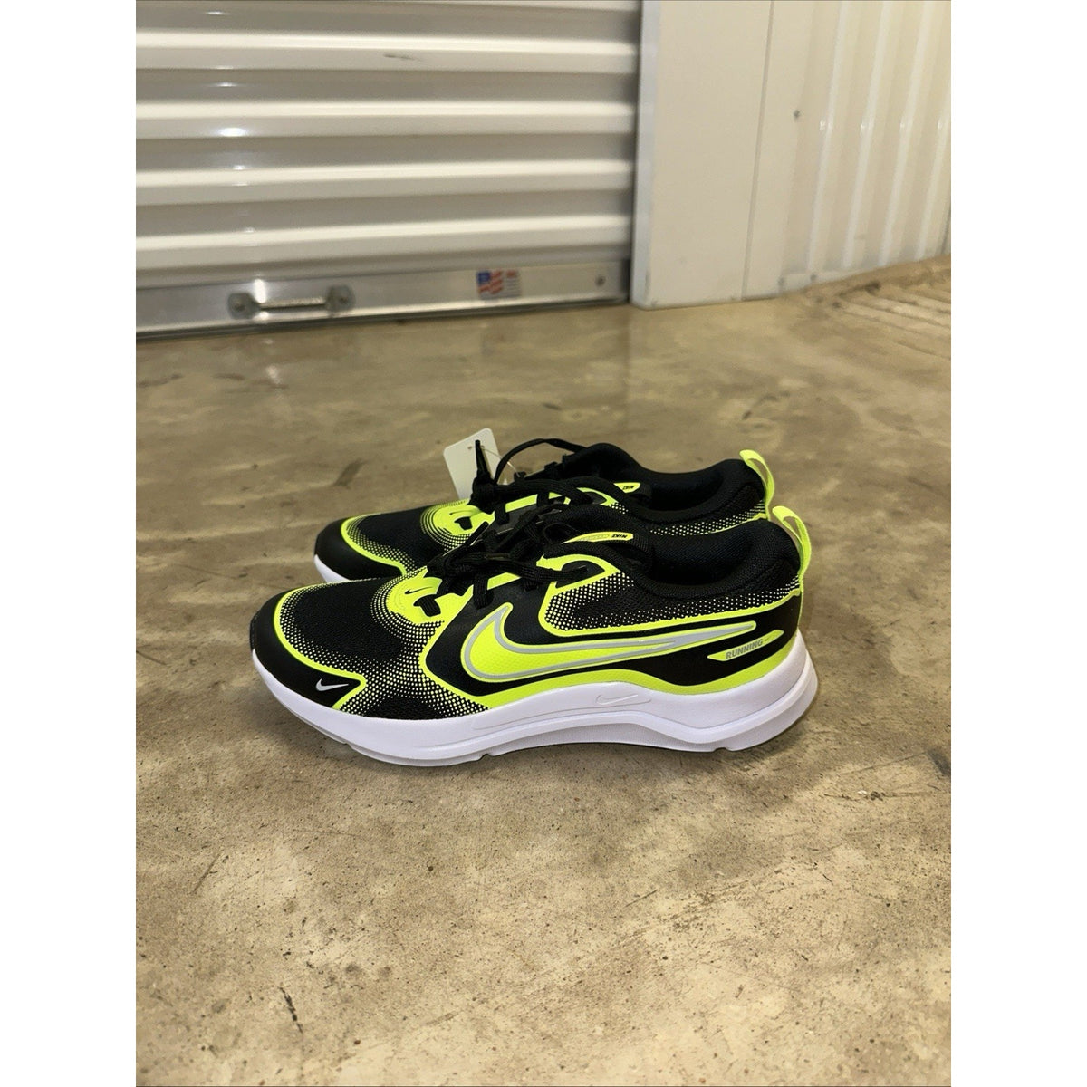 Nike Cosmic Runner (GS) Boys Black/Wolf Grey/Volt Sneaker Size 7Y HM4402 005